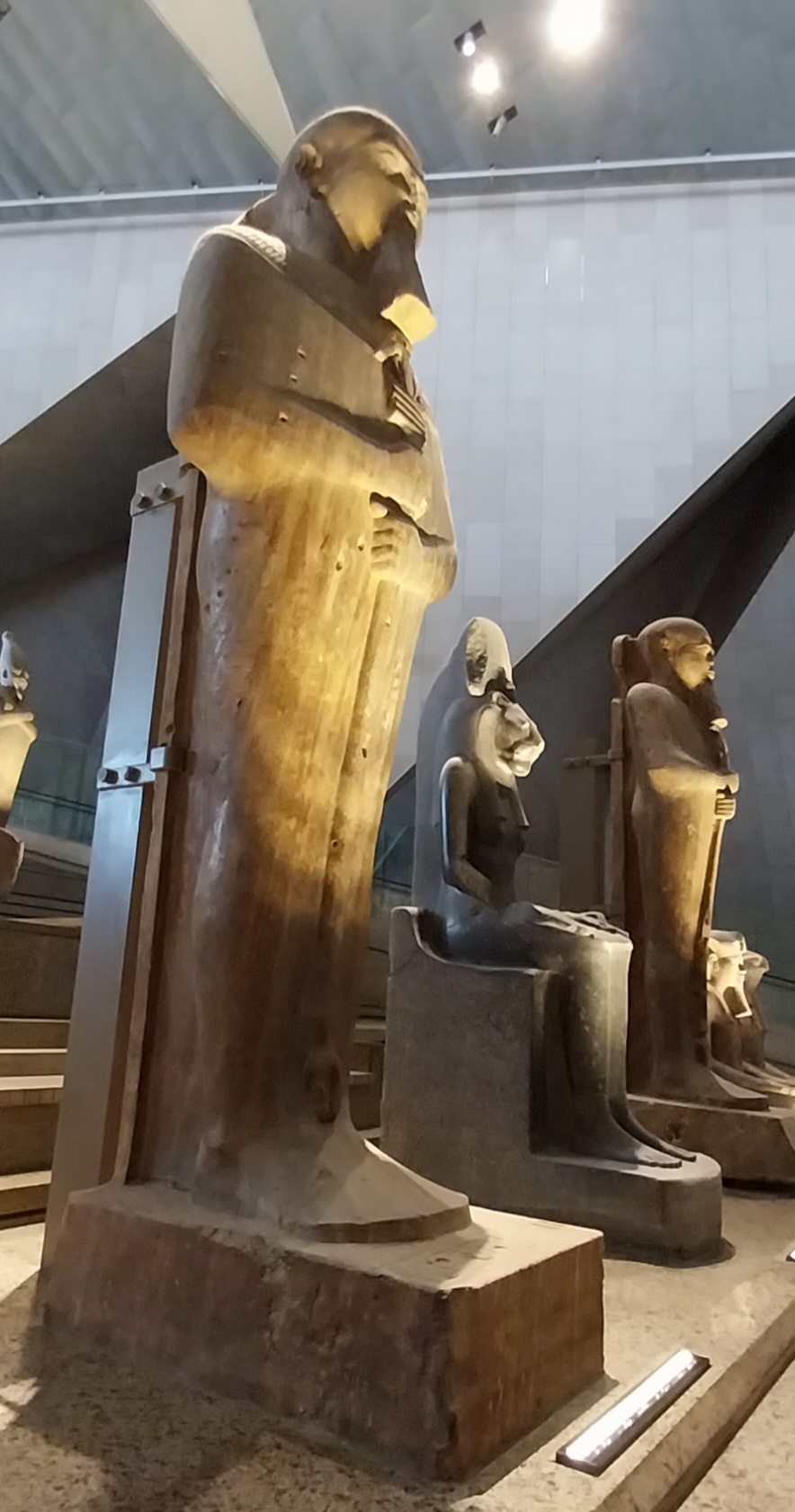 Die Götterstatuen im Grand Egyptian Museum